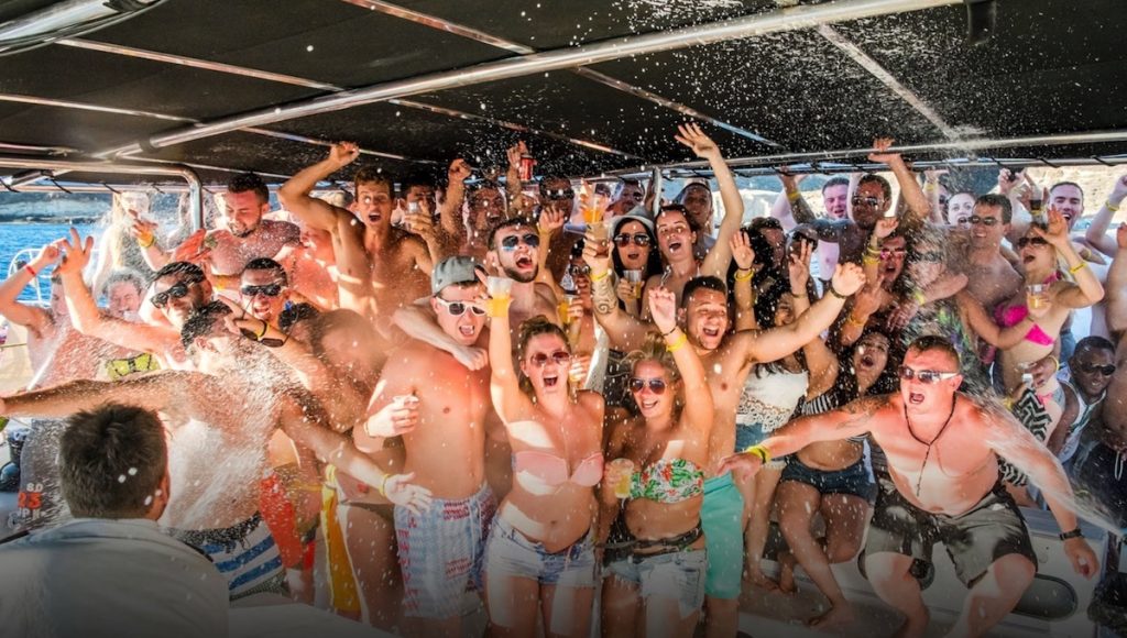 Fiesta en barco boat party en la Costa Brava para grupos de despedidas saliendo cerca de Platja d'Aro