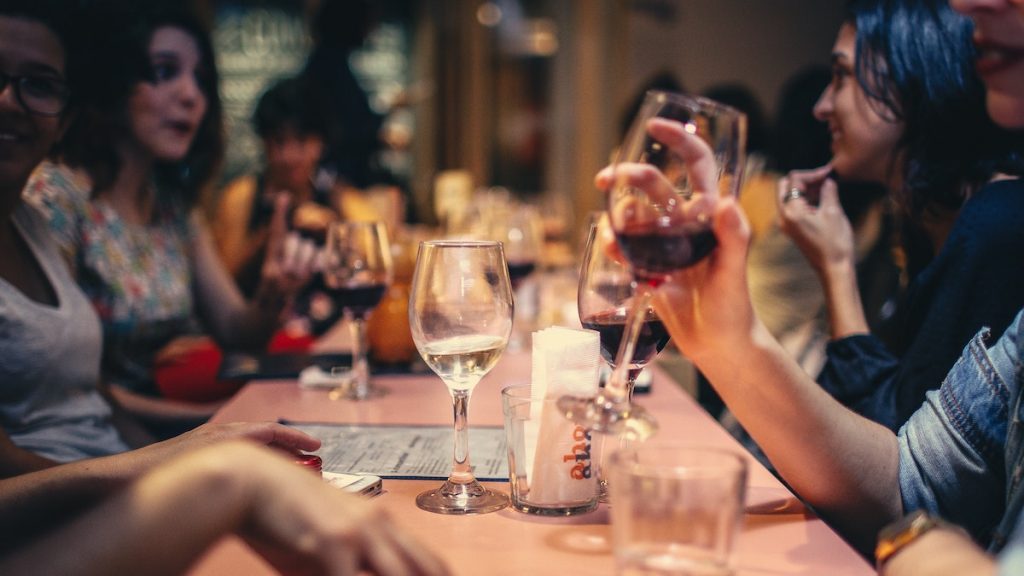 Cena de grupo divertida con animación para despedida de soltera en restaurante céntrico de Platja d'Aro