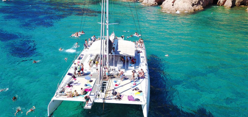 Fiesta en Barco en Platja d'Aro: La Boat Party Definitiva 3 Barbacoa y barra libre de sangría a bordo del barco de despedidas.