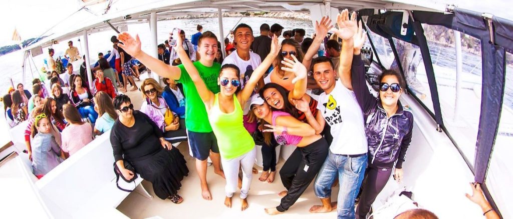 Fiesta en Barco en Platja d'Aro: La Boat Party Definitiva 1 Grupo de despedida de soltera bailando en la fiesta en barco en Platja d'Aro.