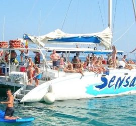 Fiesta en catamarán en la Costa Brava